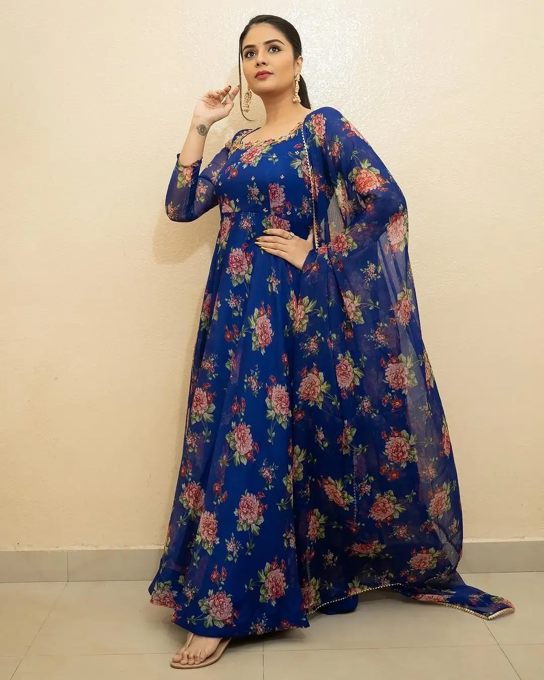 ACTRESS SREEMUKHI IN BLUE FLORAL PRINT GEORGETTE ANARKALI KURTA 4